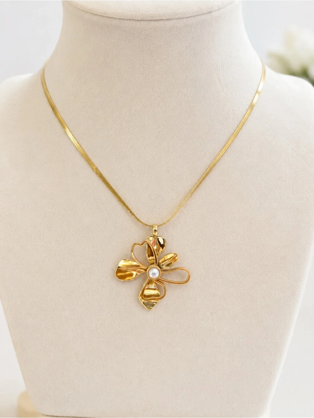Elegant Gold Flower Pendant Necklace steel